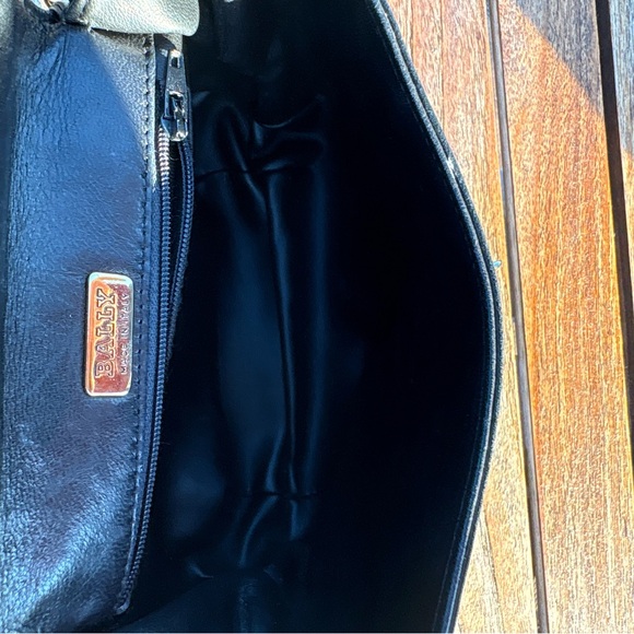 Bally Italian Leather | RARE Vintage Quilted Black Leather Bag | Unique Clasp - Picture 8 of 9